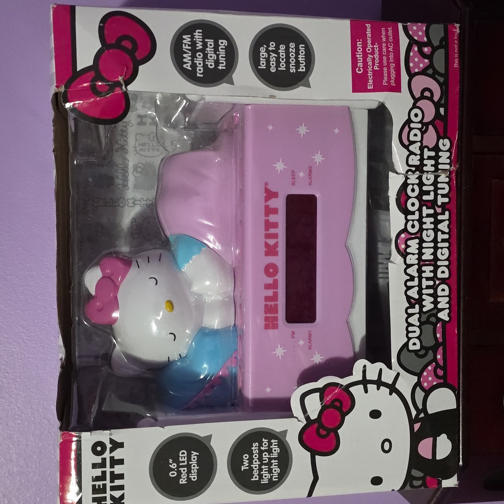 Rare 2016 Hello Kitty Dual Alarm Clock Radio with Night Light And Digital Tuning